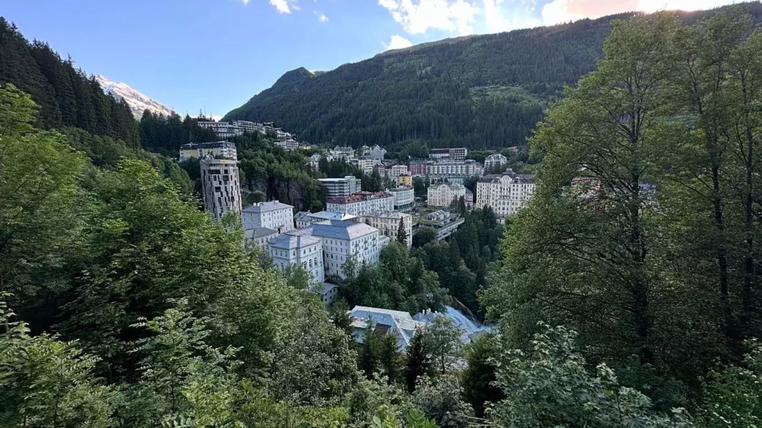 Blick auf die Ortsmitte von Bad Gastein im österreichischen Bundesland Salzburg. Im Zentrum, das an Steilhängen rund um einen Wasserfall liegt, gab es in den letzten Jahren Renovierungen und Neubauten. Der Ort, in dem einst Kaiser kurten und Prominente verkehrten, versucht an alte Glanzzeiten des 19. Jahrhunderts anzuknüpfen. - Bild: Gregor Tholl/dpa