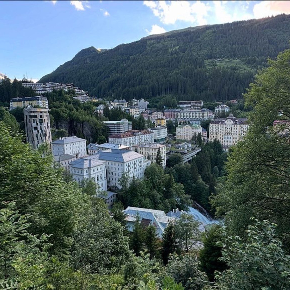 Blick auf die Ortsmitte von Bad Gastein im österreichischen Bundesland Salzburg. Im Zentrum, das an Steilhängen rund um einen Wasserfall liegt, gab es in den letzten Jahren Renovierungen und Neubauten. Der Ort, in dem einst Kaiser kurten und Prominente verkehrten, versucht an alte Glanzzeiten des 19. Jahrhunderts anzuknüpfen. - Foto: Gregor Tholl/dpa