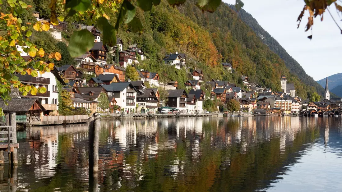 Ein Touristenmagnet: das idyllische Hallstatt am Hallstättersee. (Archivbild) - Bild: Andreas Drouve/dpa-tmn