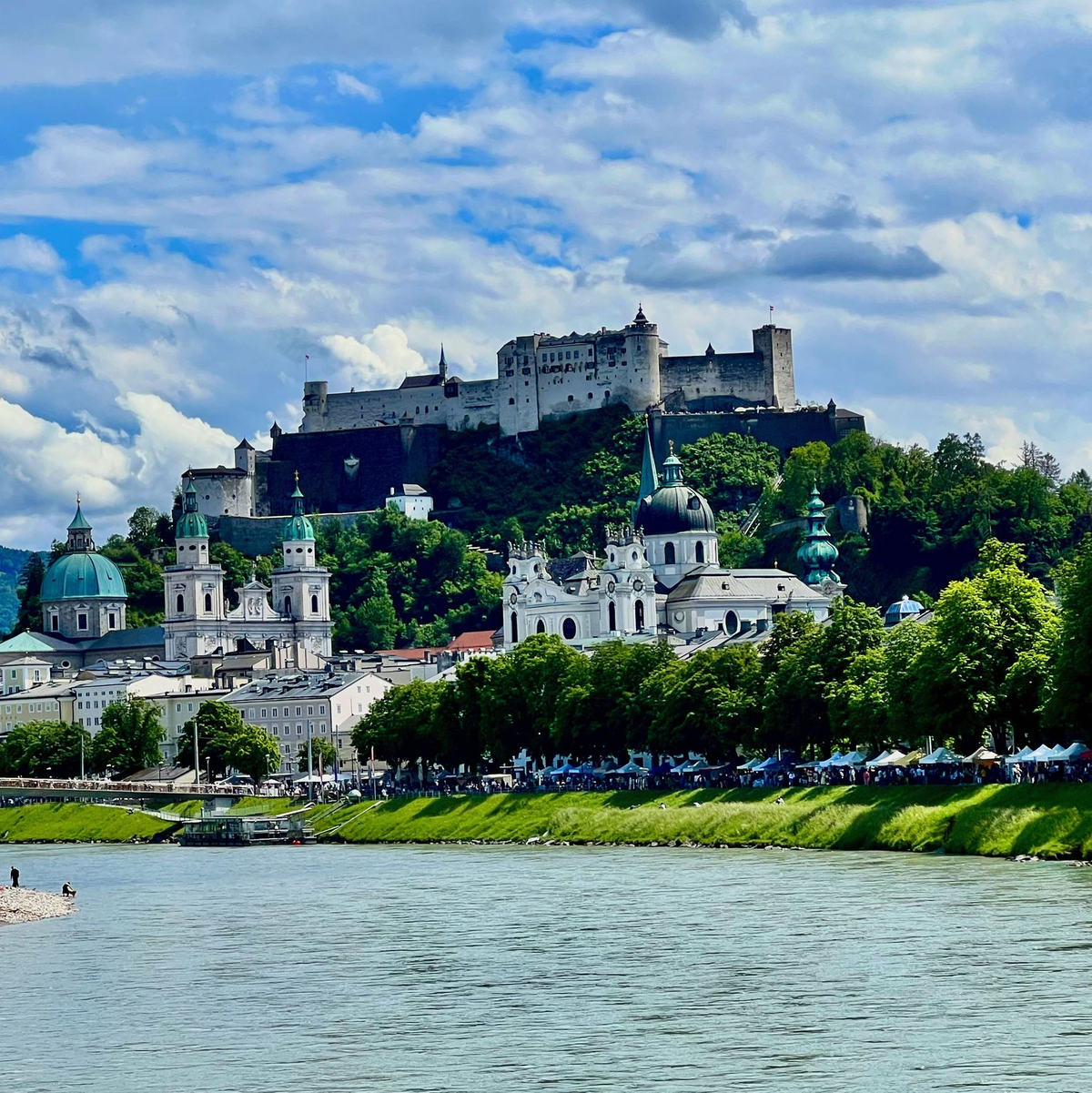 Stadt wie aus einem Bilderbuch mit Fluss und Festung: Salzburg. (Archivbild) - Foto: Daniela David/dpa-tmn