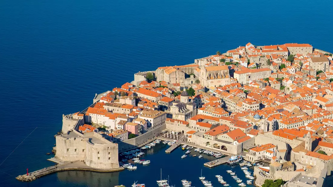 Kroatien ist nicht zuletzt wegen des malerischen Dubrovnik ein Land mit vielen Touristen. (Archivbild) - Bild: picture alliance / Stringer/EPA/dpa