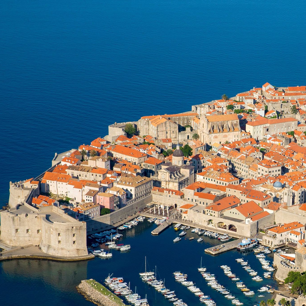 Kroatien ist nicht zuletzt wegen des malerischen Dubrovnik ein Land mit vielen Touristen. (Archivbild) - Foto: picture alliance / Stringer/EPA/dpa