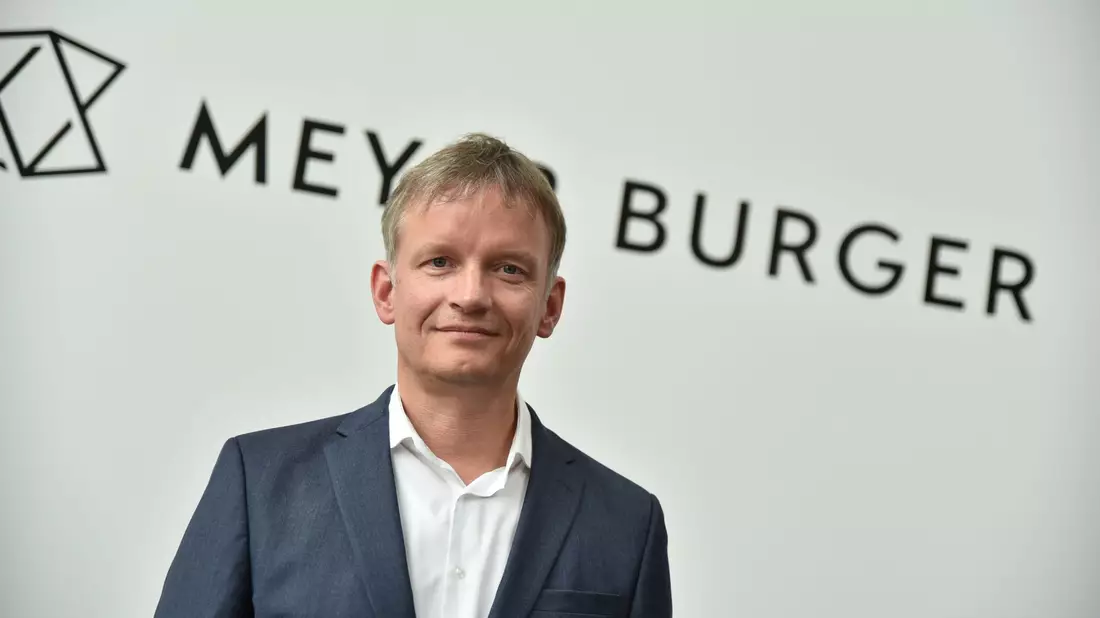 Hat gute Nachrichten für Sachsen-Anhalt: Meyer-Burger-Geschäftsführer Gunter Erfurt. (Archivbild) - Bild: Simon Kremer/dpa