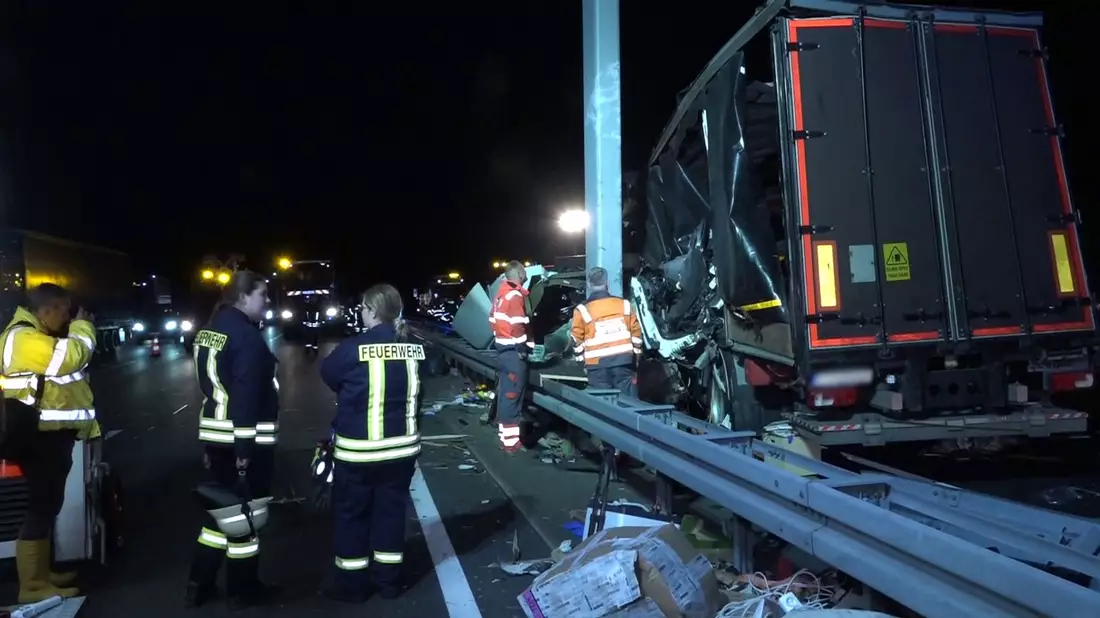 Ein Lastwagen rammt den Betonpfeiler einer Schilderbrücke auf der A2, zwei Menschen sterben.  - Bild: -/dpa