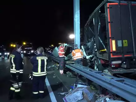 Ein Lastwagen rammt den Betonpfeiler einer Schilderbrücke auf der A2, zwei Menschen sterben.  - Foto: -/dpa