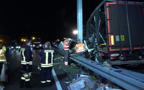 Ein Lastwagen rammt den Betonpfeiler einer Schilderbrücke auf der A2, zwei Menschen sterben.  - Foto: -/dpa