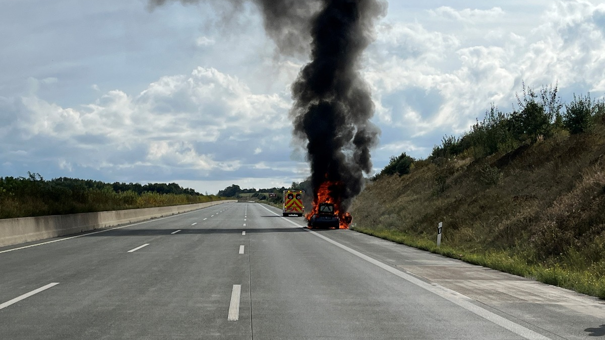 API-TH: Pkw steht in Vollbrand - Foto: presseportal.de