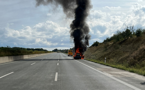 API-TH: Pkw steht in Vollbrand - Foto: presseportal.de