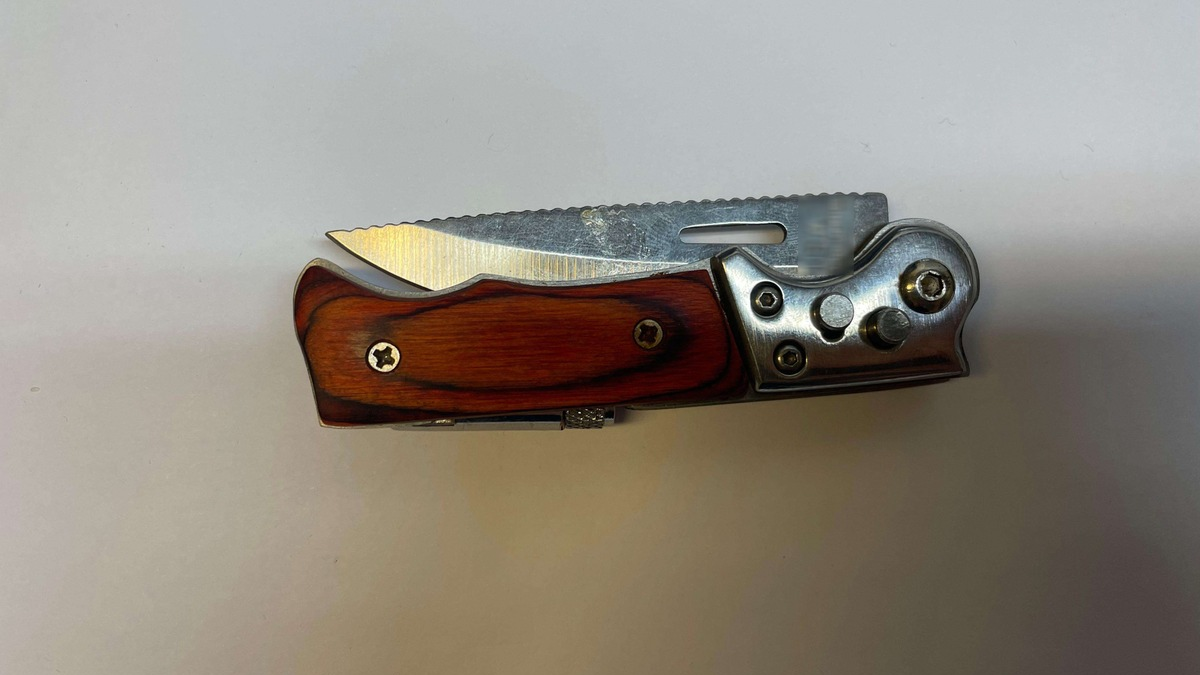 BPOL NRW: Bundespolizisten stellen Einhandmesser bei 17-Jährigem sicher - Foto: presseportal.de