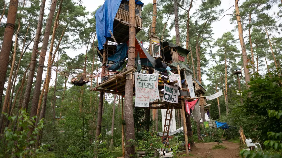 Das Protestcamp am Tesla-Werk existiert mittlerweile seit einem halben Jahr. - Bild: Sebastian Gollnow/dpa