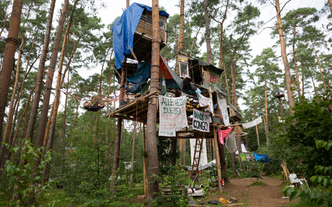 Das Protestcamp am Tesla-Werk existiert mittlerweile seit einem halben Jahr. - Foto: Sebastian Gollnow/dpa