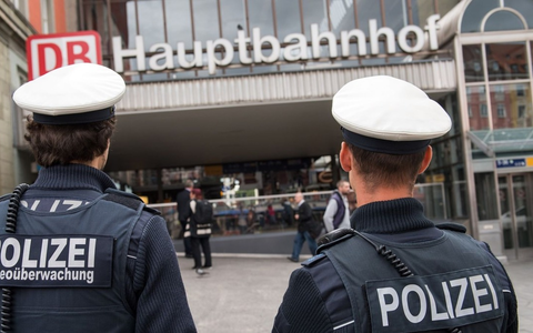 Bundespolizeidirektion München: Streit führt zur Strangulation mit Handtaschenriemen / Diebstahl mit Waffe - Foto: presseportal.de
