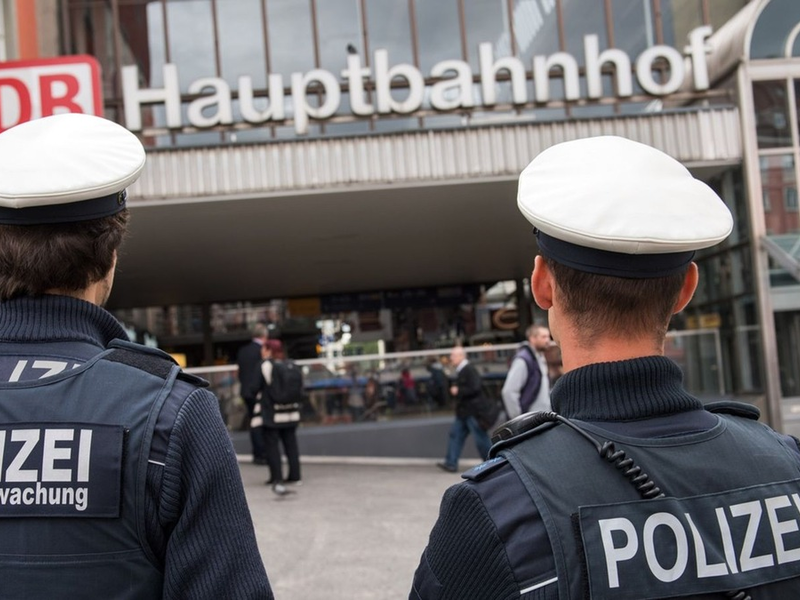 Bundespolizeidirektion München: Streit führt zur Strangulation mit Handtaschenriemen / Diebstahl mit Waffe - Foto: presseportal.de