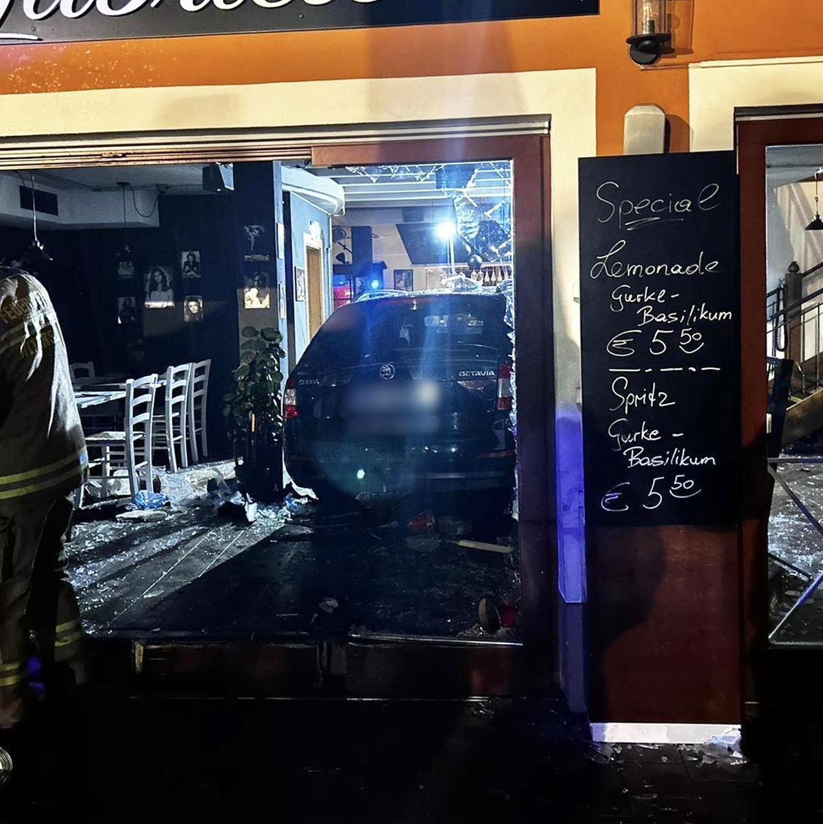 Der Fahrer hatte nach ersten Erkenntnissen die Kontrolle über das Auto verloren. - Foto: Unbekannt/FF MITTERSILL/APA/dpa