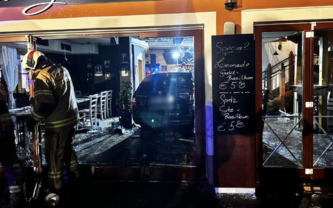 Der Fahrer hatte nach ersten Erkenntnissen die Kontrolle über das Auto verloren. - Foto: Unbekannt/FF MITTERSILL/APA/dpa