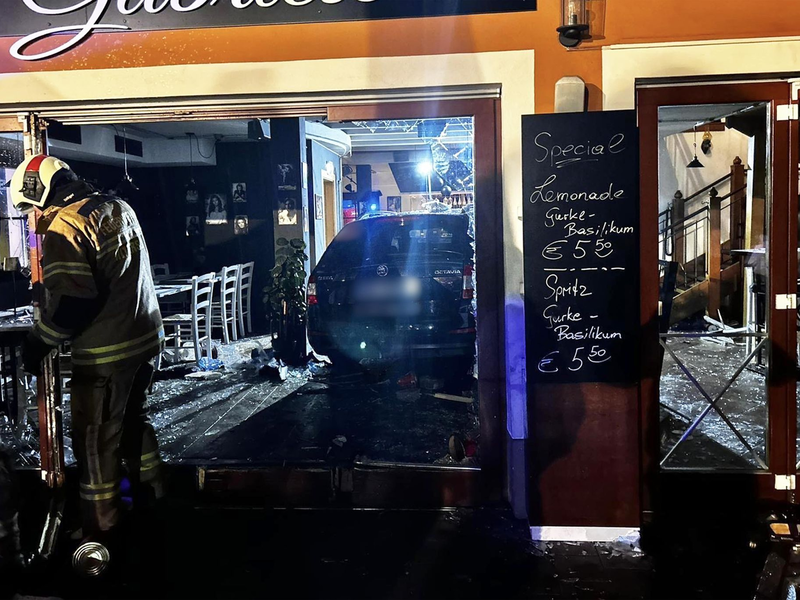 Der Fahrer hatte nach ersten Erkenntnissen die Kontrolle über das Auto verloren. - Foto: Unbekannt/FF MITTERSILL/APA/dpa