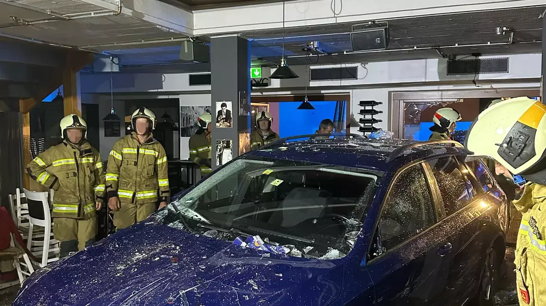 Das Auto rammte mehrere Tische, ehe es in der Pizzeria zum Stehen kam. - Bild: Unbekannt/ROTES KREUZ SALZBURG/APA/dpa