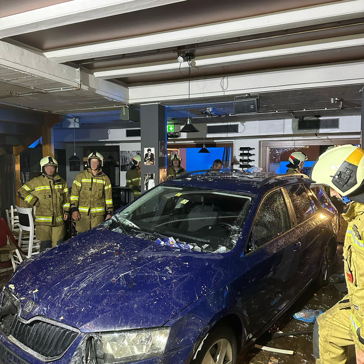 Das Auto rammte mehrere Tische, ehe es in der Pizzeria zum Stehen kam. - Foto: Unbekannt/ROTES KREUZ SALZBURG/APA/dpa