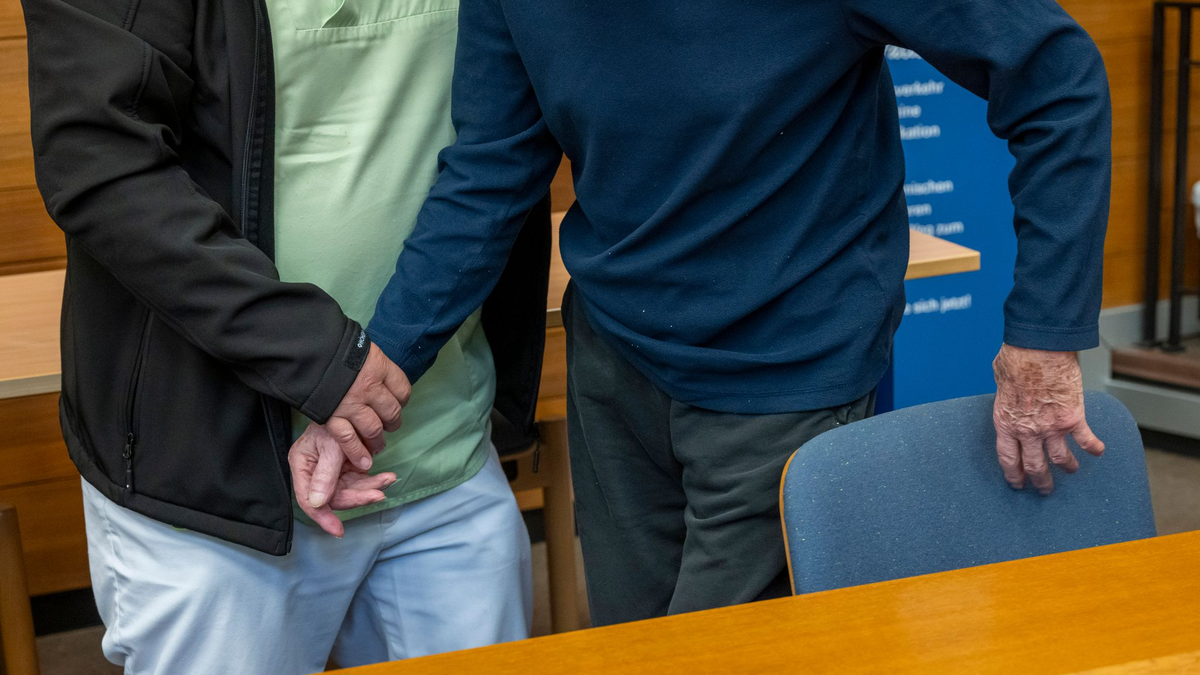 Sein Anwalt spricht mit dem Beschuldigten. - Foto: Peter Kneffel/dpa