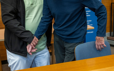 Sein Anwalt spricht mit dem Beschuldigten. - Foto: Peter Kneffel/dpa