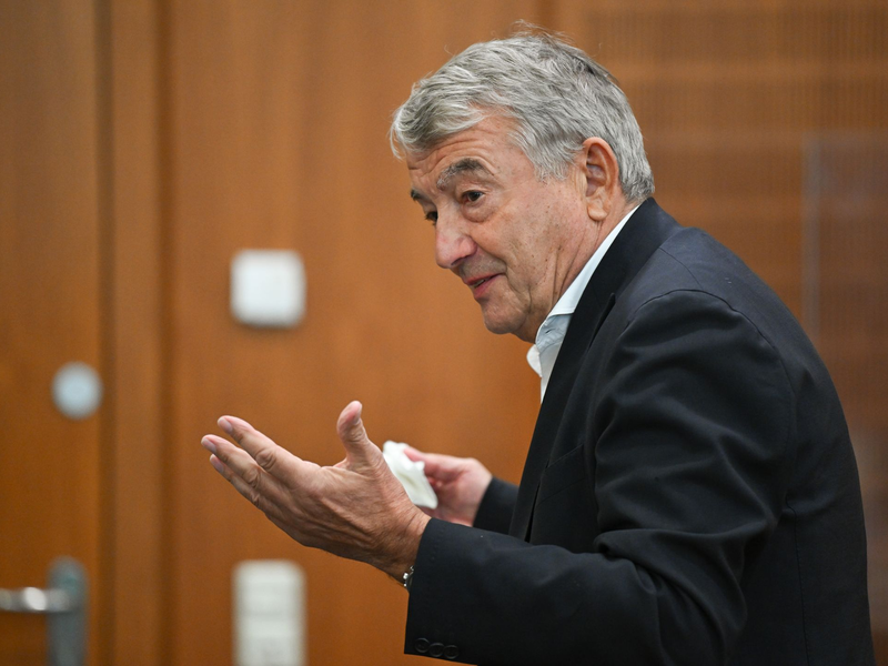 Ende eines Verhandlungsmarathons für Wolfgang Niersbach. - Foto: Arne Dedert/dpa-Pool/dpa