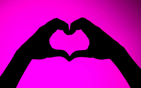 Liebe lässt das Gehirn in verschiedenen Bereichen aktiv werden. (Illustration) - Foto: Sina Schuldt/dpa