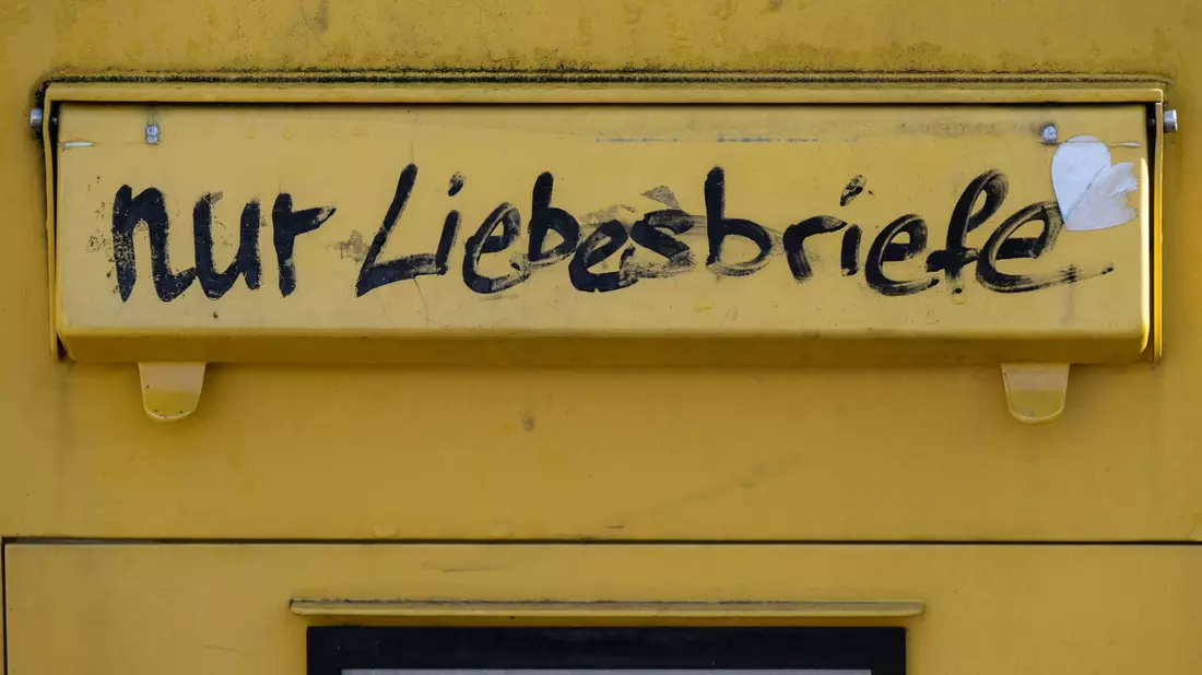 Die aktivierten Hirnareale ähneln sich bei allen Formen zwischenmenschlicher Liebe stark. (Illustration) - Bild: Boris Roessler/dpa