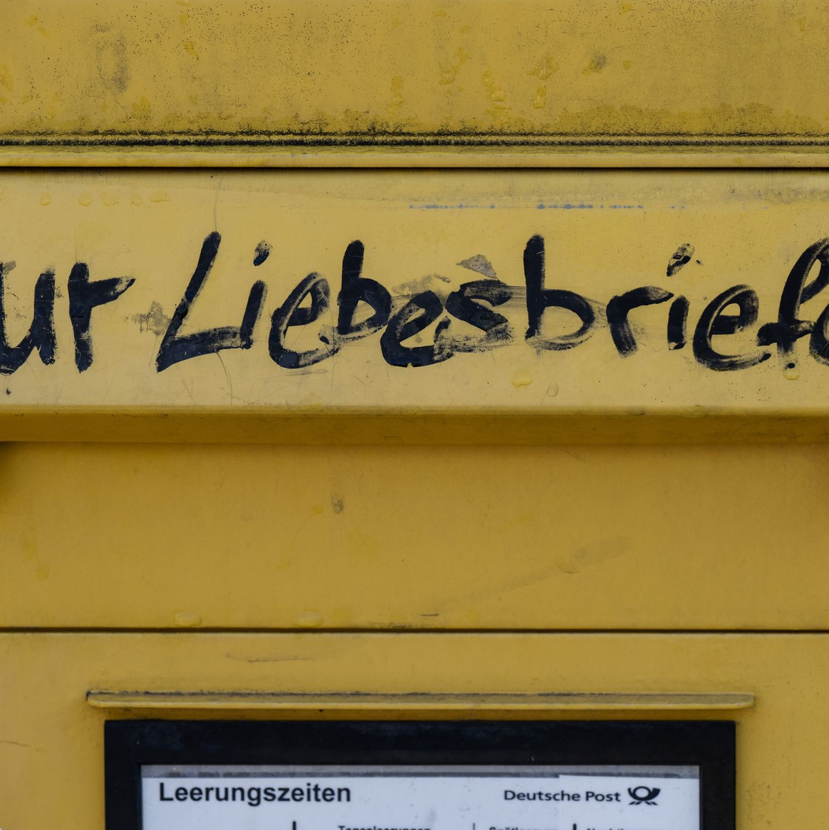 Die aktivierten Hirnareale ähneln sich bei allen Formen zwischenmenschlicher Liebe stark. (Illustration) - Foto: Boris Roessler/dpa