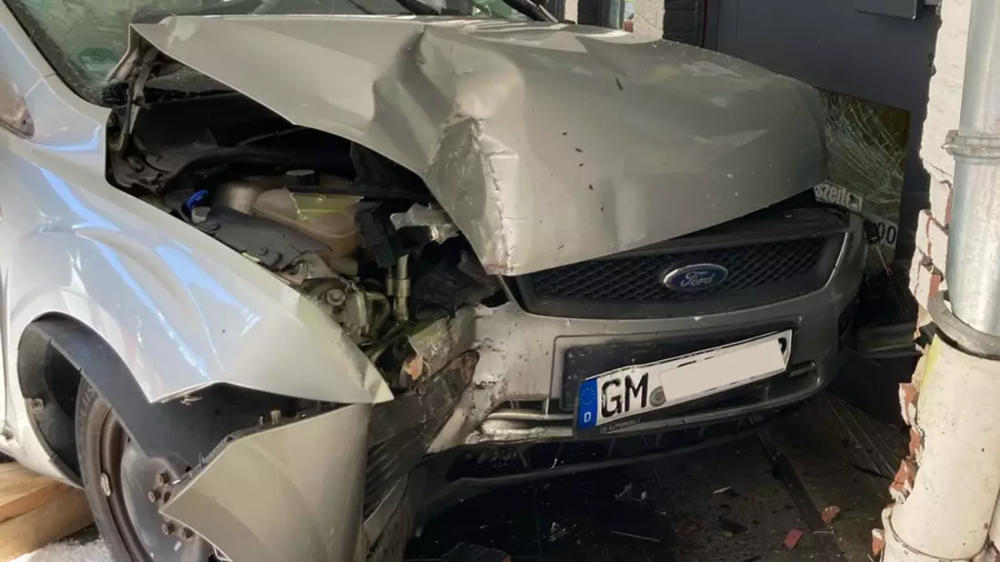 POL-GM: Auto landet im Geschäft - Bild: presseportal.de