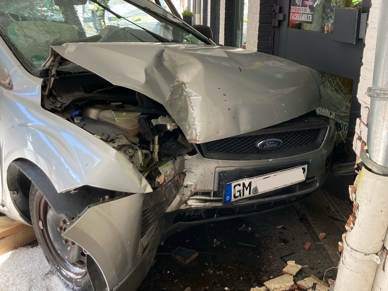 POL-GM: Auto landet im Geschäft - Foto: presseportal.de