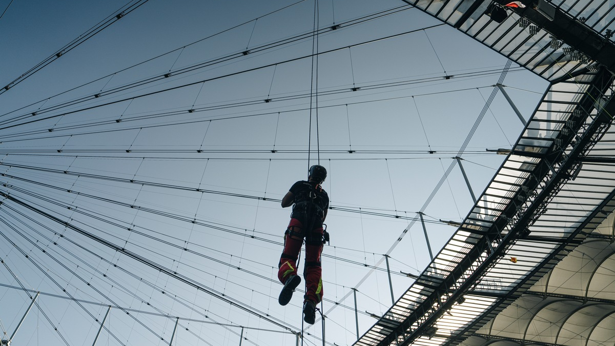 FW-F: Berlin gewinnt Leistungsvergleich Höhenrettung 2024 im Deutsche Bank Park - Foto: presseportal.de