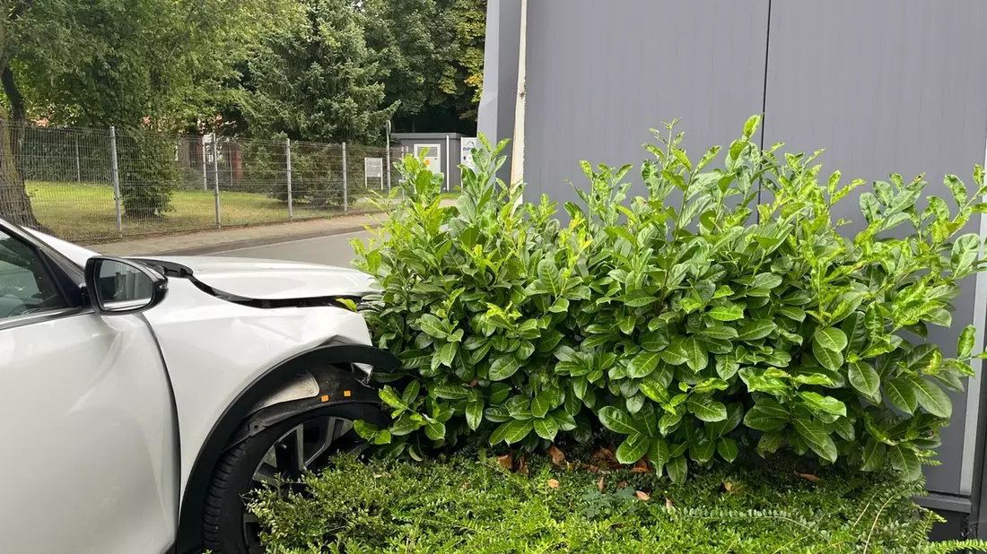 POL-COE: Dülmen, Auf dem Quellberg/ Auto prallt gegen Hausecke - Bild: presseportal.de