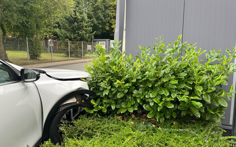 POL-COE: Dülmen, Auf dem Quellberg/ Auto prallt gegen Hausecke - Foto: presseportal.de