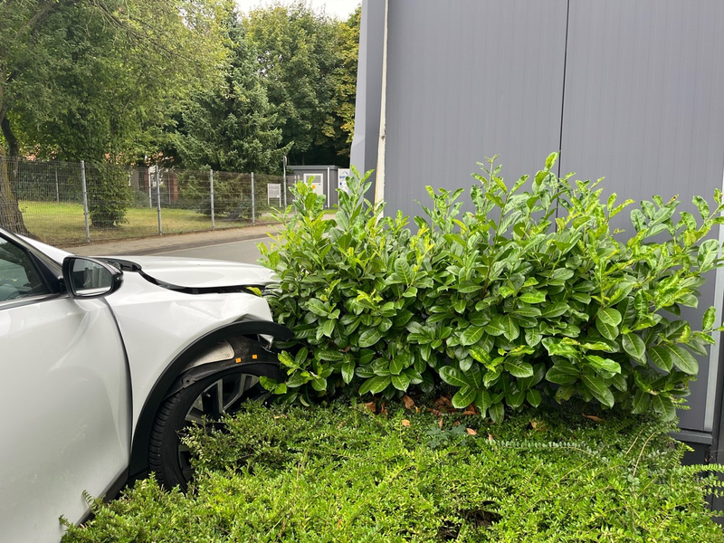 POL-COE: Dülmen, Auf dem Quellberg/ Auto prallt gegen Hausecke - Foto: presseportal.de