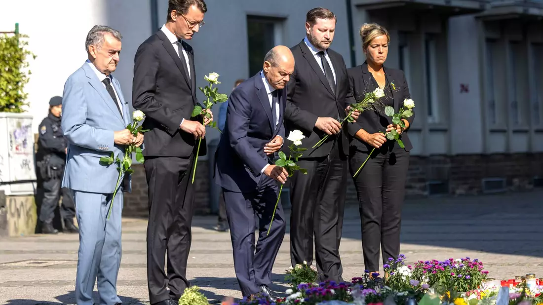 Bundeskanzler Olaf Scholz (SPD) gedenkt in Solingen der Opfer des Anschlags vom 23. August. - Bild: Thomas Banneyer/dpa