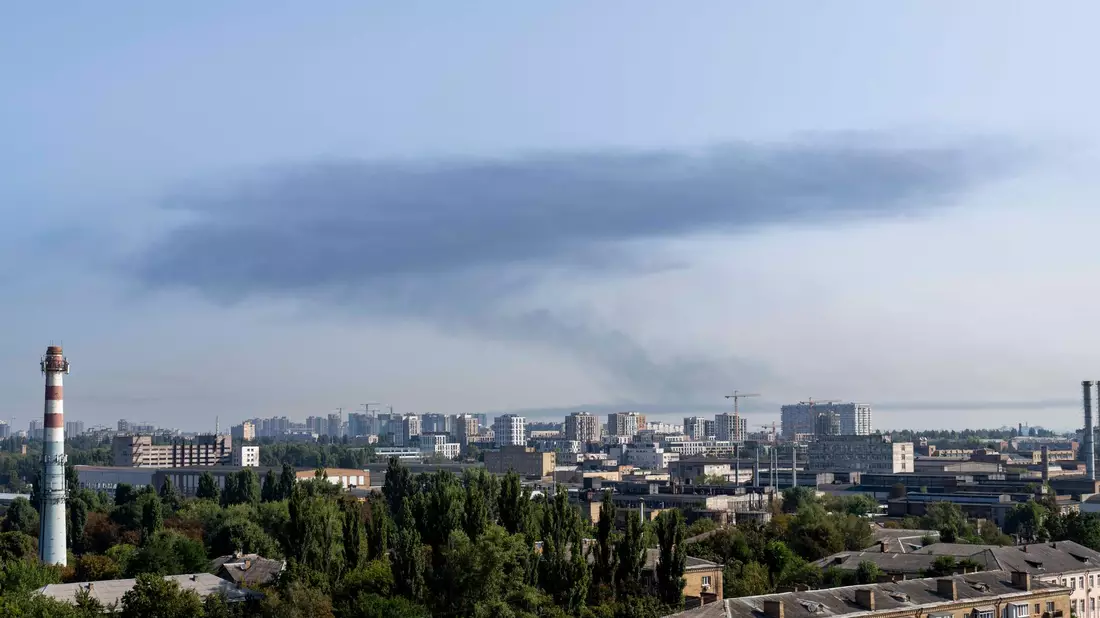 Rauchwolken: Die Ukraine hat einen der schwersten russischen Raketenangeiffe in zweieinhalb Jahren Krieg durchlitten. - Bild: Andreas Stroh/ZUMA Press Wire/dpa