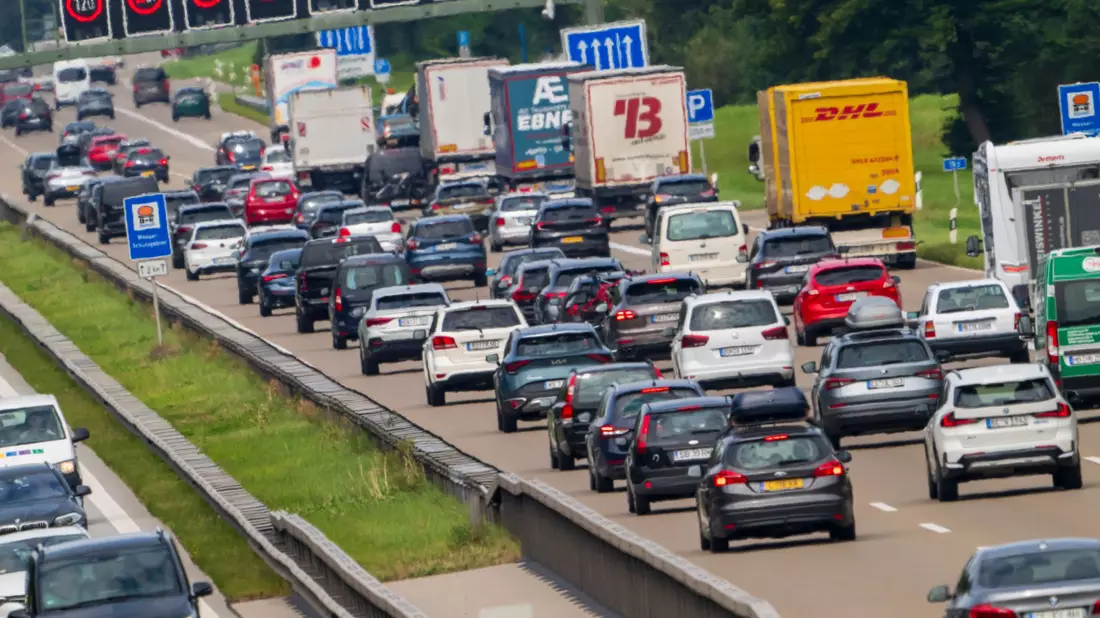 Vor allem auf den Autobahnen in Süddeutschland dürfte am Wochenende wieder viel Verkehr herrschen. (Symbolbild) - Bild: Peter Kneffel/dpa