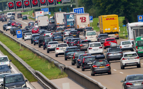 Vor allem auf den Autobahnen in Süddeutschland dürfte am Wochenende wieder viel Verkehr herrschen. (Symbolbild) - Foto: Peter Kneffel/dpa Vor allem auf den Autobahnen in Süddeutschland dürfte am Wochenende wieder viel Verkehr herrschen. (Symbolbild) - Foto: Peter Kneffel/dpa