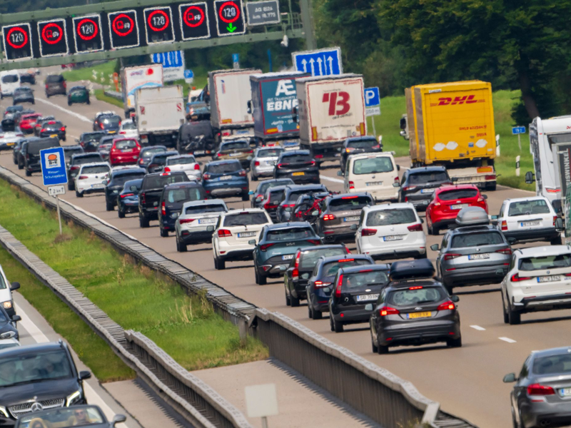 Vor allem auf den Autobahnen in Süddeutschland dürfte am Wochenende wieder viel Verkehr herrschen. (Symbolbild) - Foto: Peter Kneffel/dpa