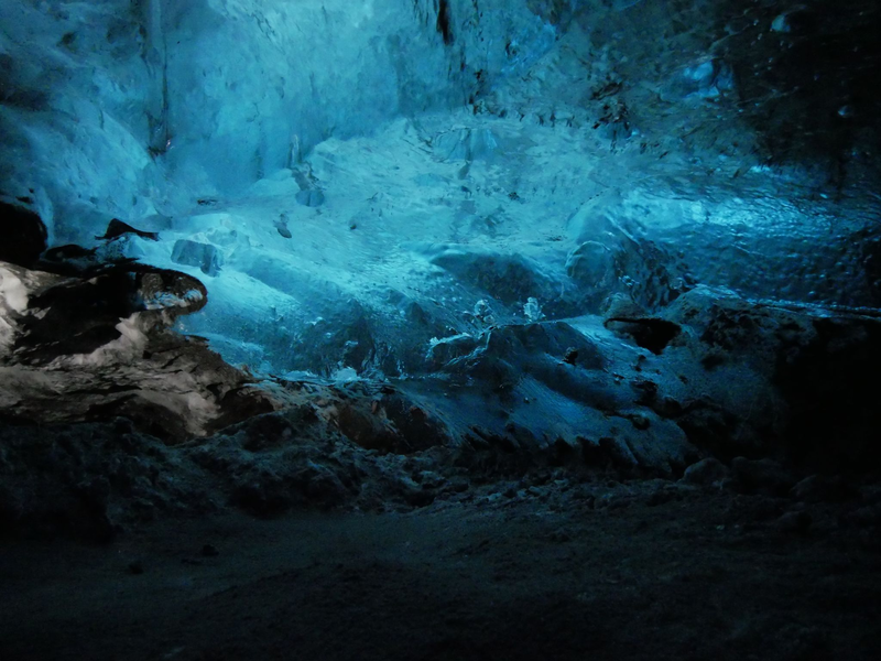 Eine Eishöhle am Vatnajökull. (Archivbild) - Foto: Insa Sanders/dpa