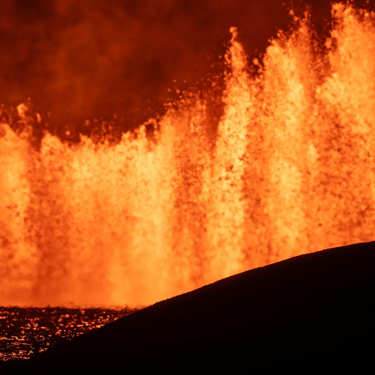 Erst vor wenigen Tagen hat im Südwesten Islands abermals ein Vulkanausbruch begonnen. - Foto: Marco di Marco/AP/dpa