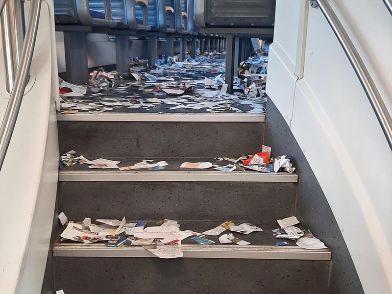 BPOL-HRO: Verwüstung im Zug - Foto: presseportal.de