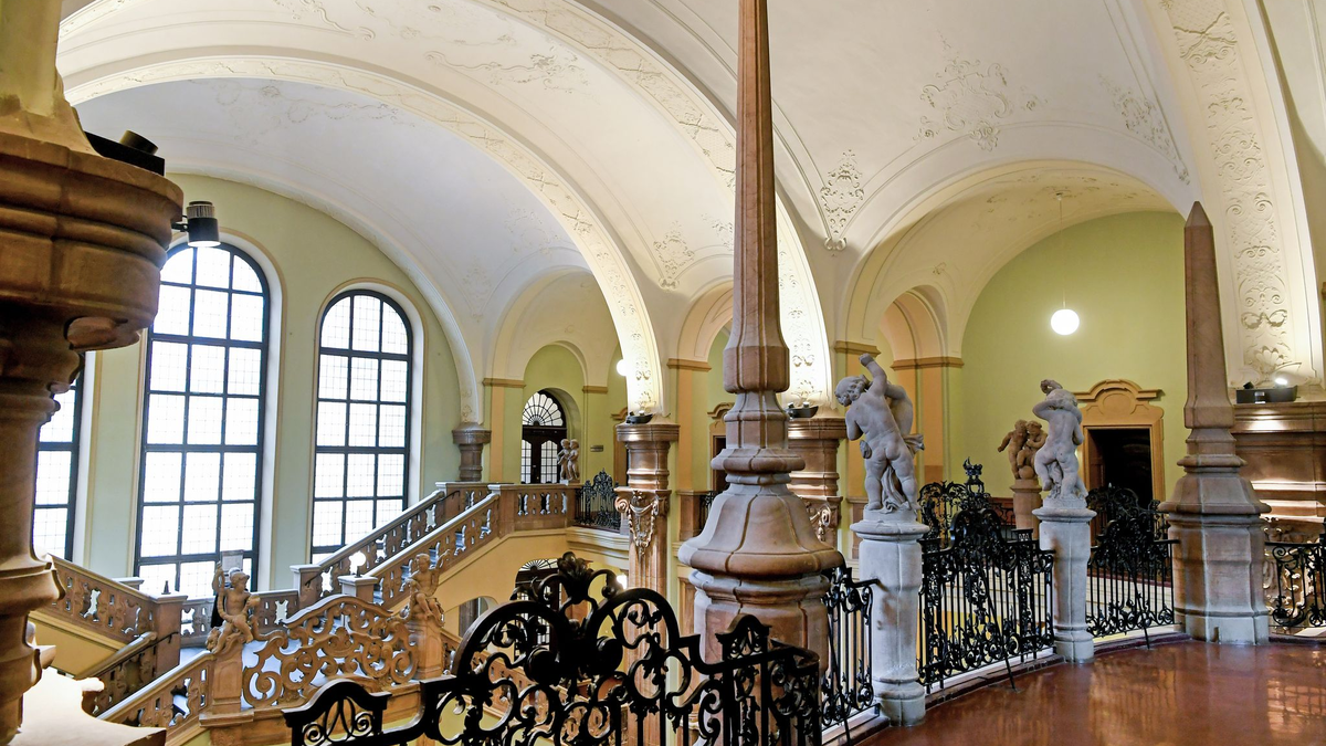 Eine Frau wirft einen Böller auf den Balkon einer Wohnung, die Explosion schleudert eine Dreijährige aus dem Bett. Jetzt steht das Urteil fest. (Symbolbild) - Foto: Holger Hollemann/dpa