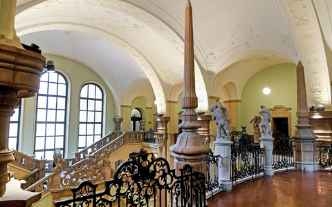 Eine Frau wirft einen Böller auf den Balkon einer Wohnung, die Explosion schleudert eine Dreijährige aus dem Bett. Jetzt steht das Urteil fest. (Symbolbild) - Foto: Holger Hollemann/dpa