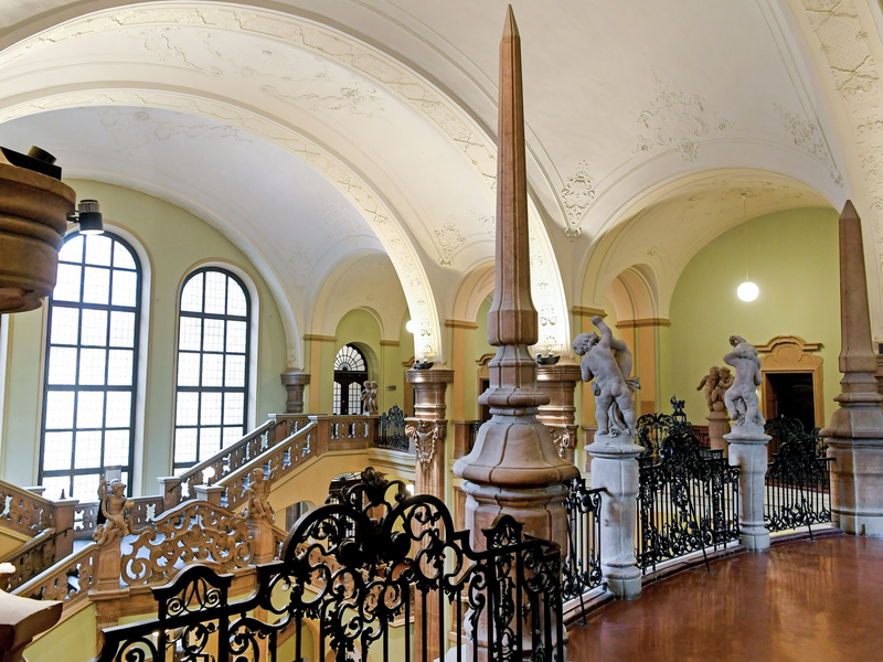 Eine Frau wirft einen Böller auf den Balkon einer Wohnung, die Explosion schleudert eine Dreijährige aus dem Bett. Jetzt steht das Urteil fest. (Symbolbild) - Foto: Holger Hollemann/dpa