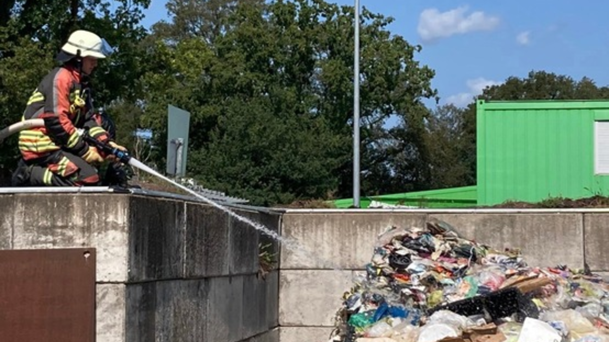 FW Norderstedt: Feuerwehr eskortiert Müllfahrzeug - Foto: presseportal.de