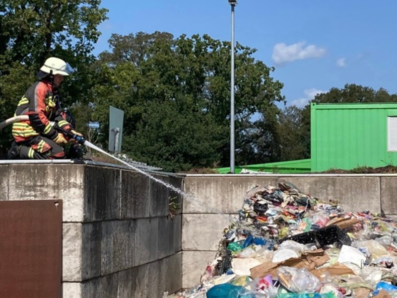 FW Norderstedt: Feuerwehr eskortiert Müllfahrzeug - Foto: presseportal.de