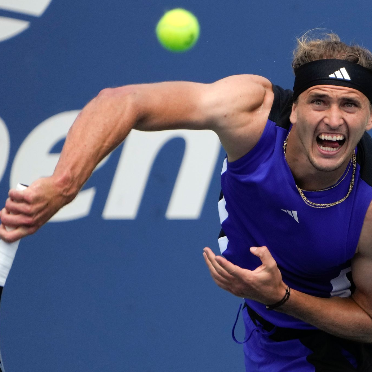 Alexander Zverev hat beim Erstrunden-Sieg einige Mühe. - Foto: Julia Nikhinson/AP/dpa