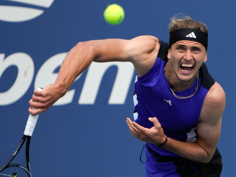 Alexander Zverev steht in der zweiten Runde der US Open. - Foto: Julia Nikhinson/AP/dpa