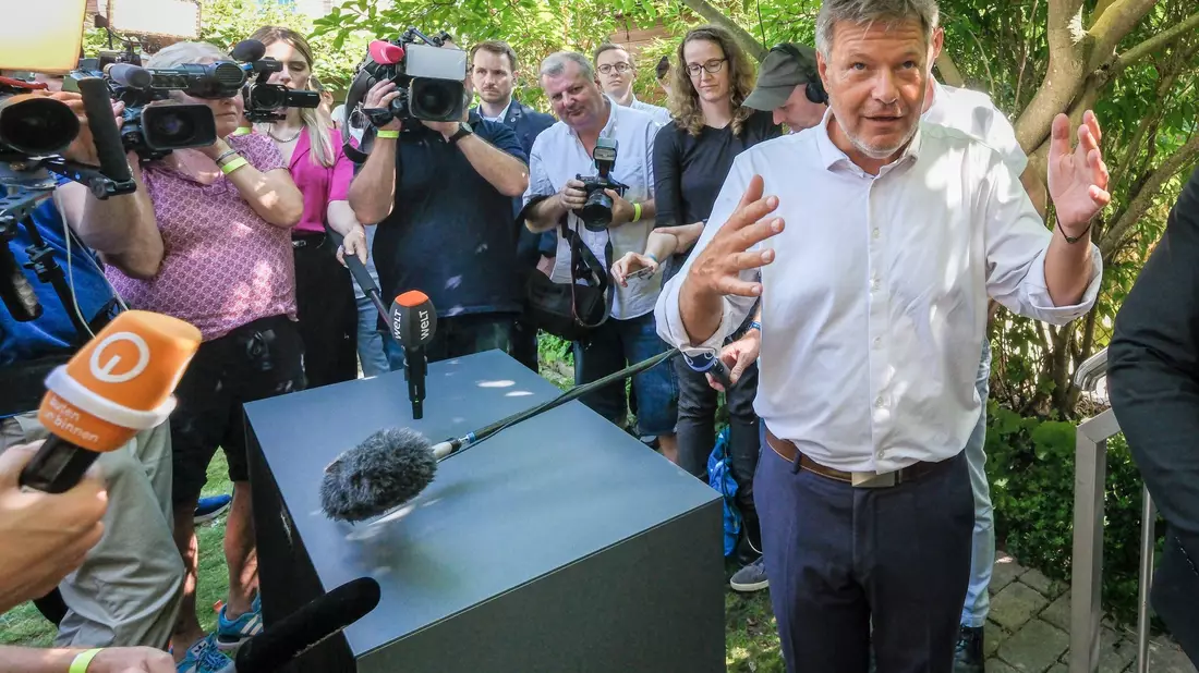Wirtschaftsminister Robert Habeck (Grüne) warb zuletzt erneut für Wärmepumpen. - Bild: Focke Strangmann/dpa